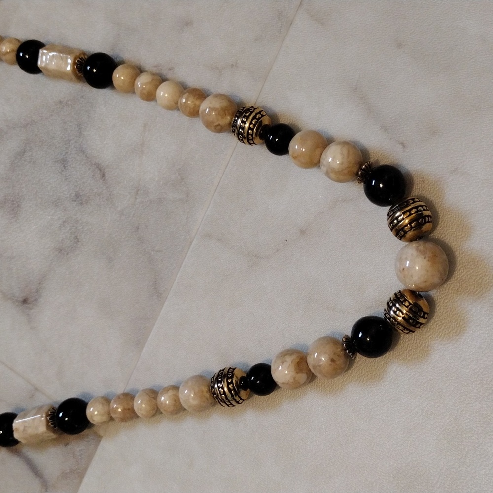 Beautiful Multi Color And Shape Beads Necklace. - image 1